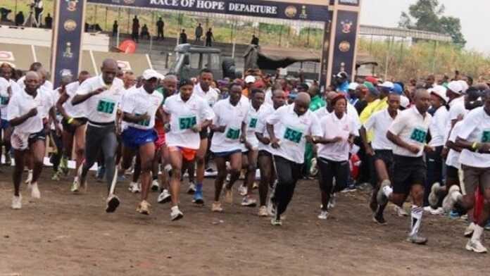 Coureurs sur le mont Cameroun