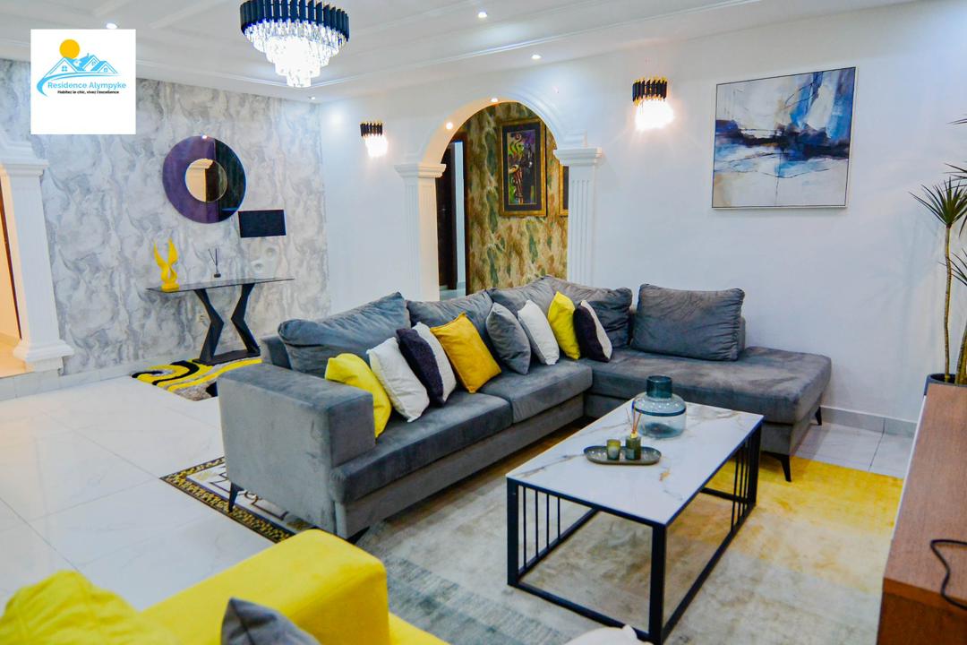 Salon lumineux de la villa meublée avec mobilier moderne à Yaoundé