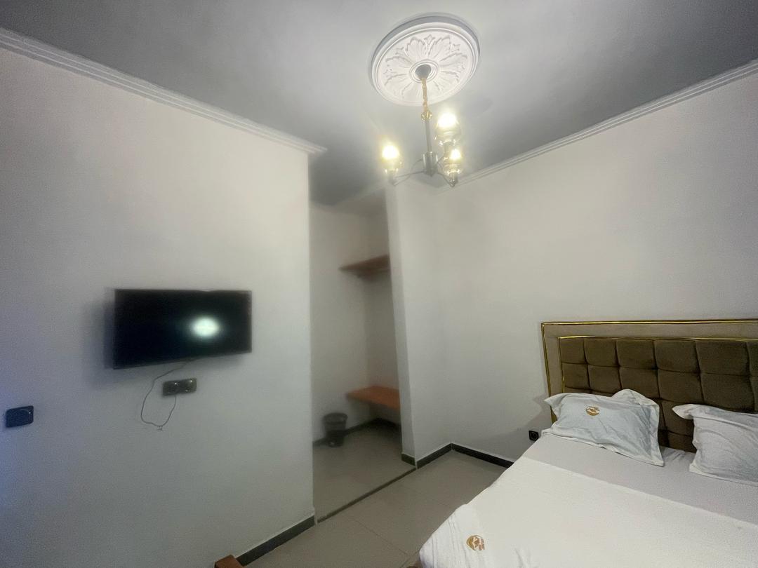 Chambre meublée moderne et élégante à Yaoundé Nkolbisson avec douche et cuisine équipée
