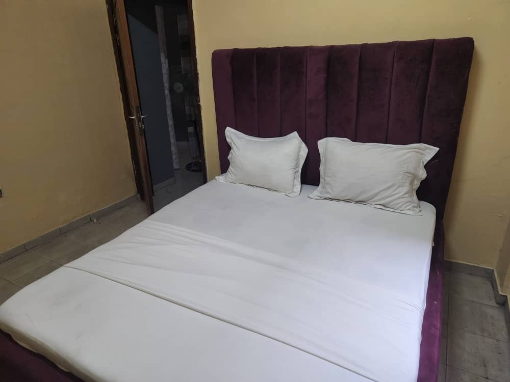 Studio meublé à Douala PK11 proche Ndokotti avec salon climatisé