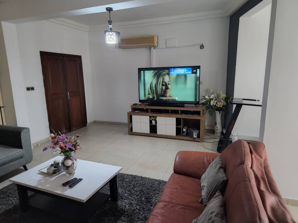 Studio meublé à Douala PK11 proche Ndokotti avec salon climatisé