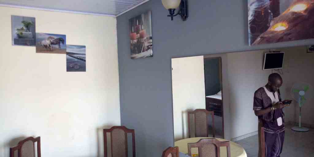 Chambre meublée à Cité Verte Yaoundé avec balcon et climatisation