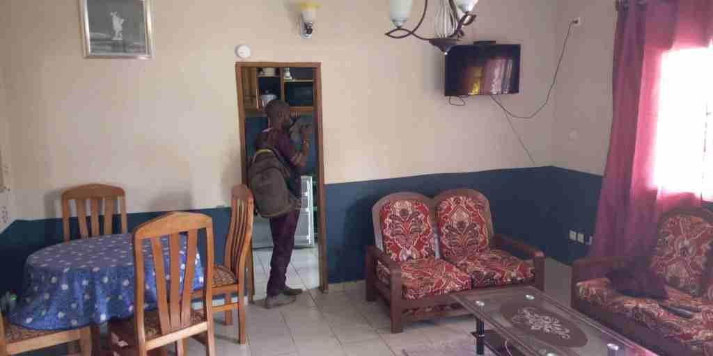 Chambre meublée à Cité Verte Yaoundé avec balcon et climatisation