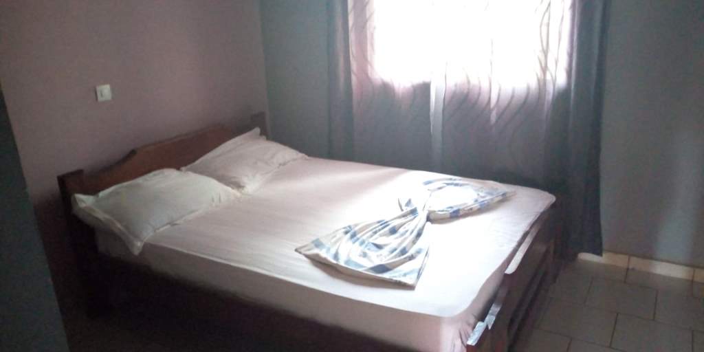 Chambre meublée à Cité Verte Yaoundé avec balcon et climatisation