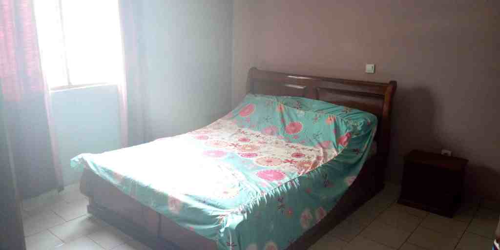 Chambre meublée à Cité Verte Yaoundé avec balcon et climatisation