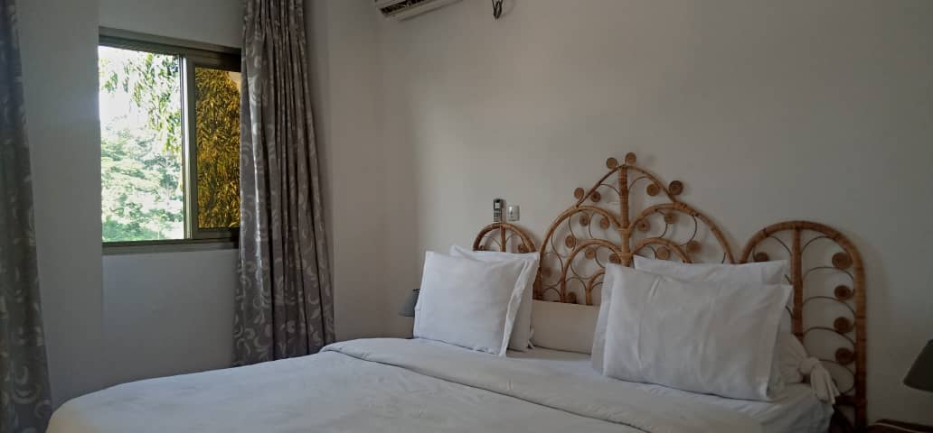 Studio duplex meublé à Odza Yaoundé avec décoration africaine