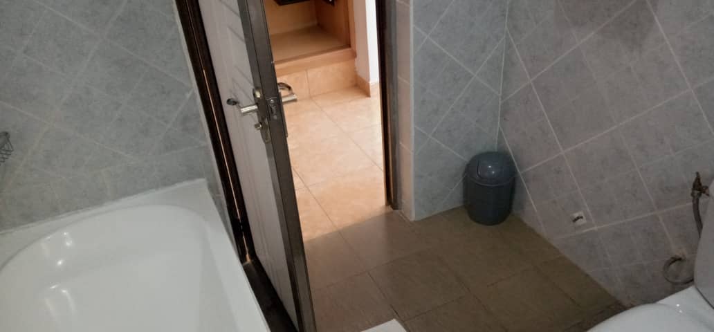 Appartement meublé 3 chambres à Bastos Golf Yaoundé avec vue Golf Club