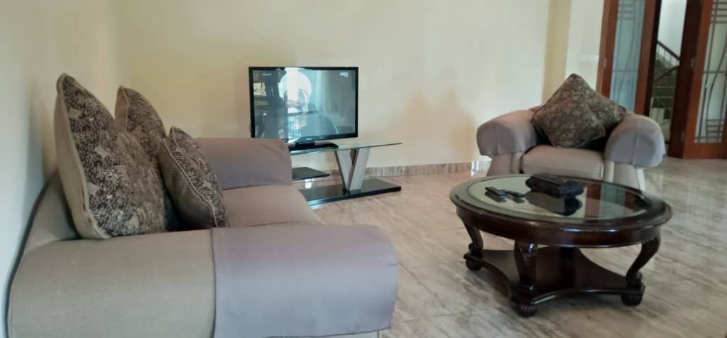 Studio meublé haut standing Bastos Golf Yaoundé vue Mont Fébé