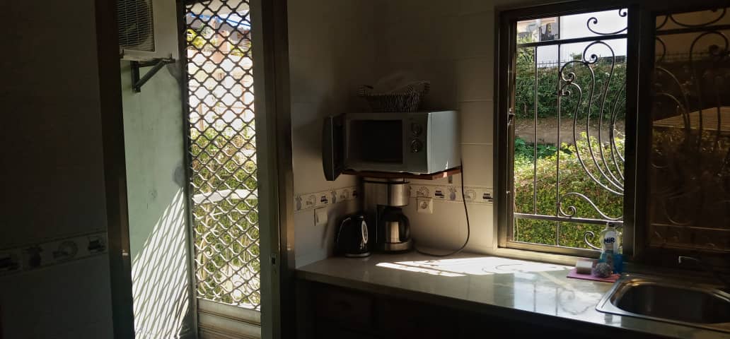 Studio duplex meublé à Odza Yaoundé avec décoration africaine