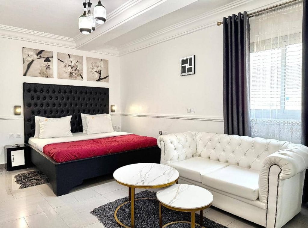 Chambre meublée moderne à Bonamoussadi Douala avec Netflix et WiFi