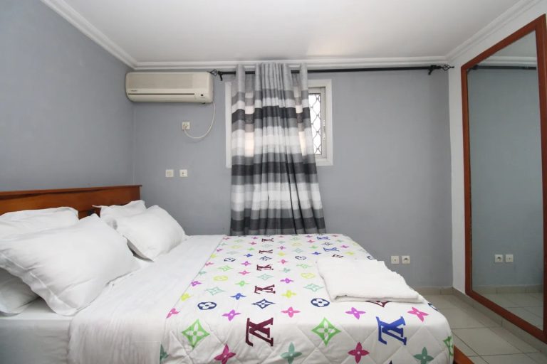 Appartement meublé à Akwa Douala avec ascenseur et vue sur la ville