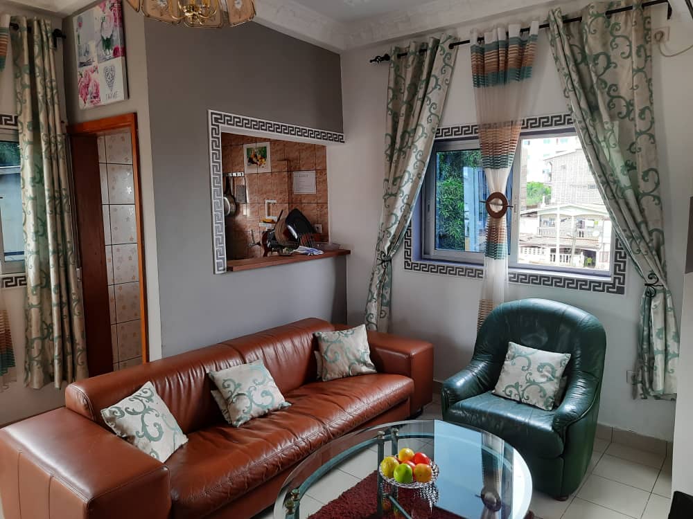 Studio meublé à Douala PK11 proche Ndokotti avec salon climatisé