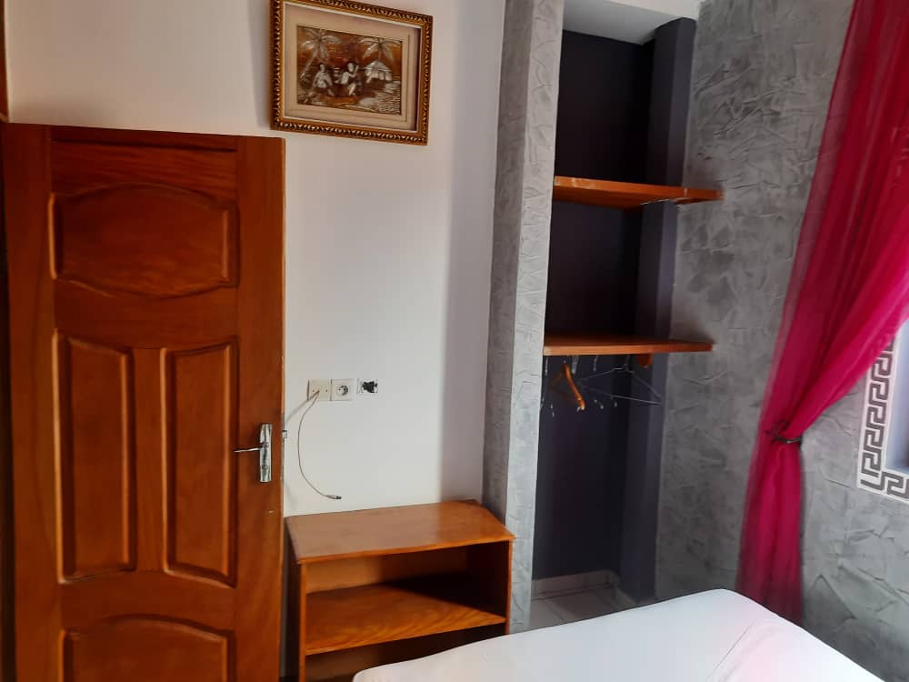 Studio meublé à Douala PK11 proche Ndokotti avec salon climatisé