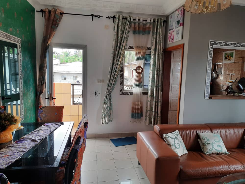 Studio meublé à Douala PK11 proche Ndokotti avec salon climatisé