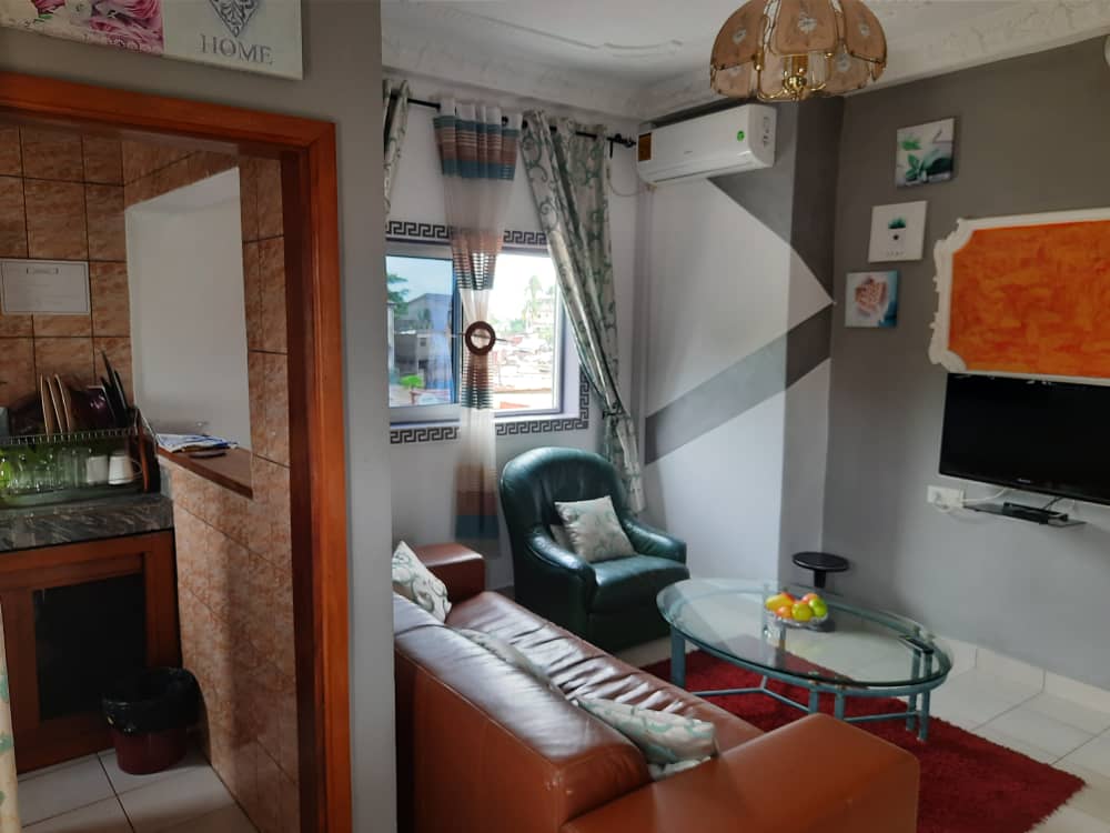 Studio meublé à Douala PK11 proche Ndokotti avec salon climatisé