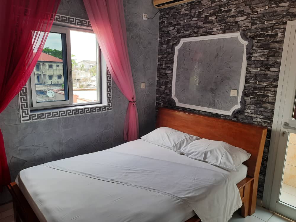 Studio meublé à Douala PK11 proche Ndokotti avec salon climatisé