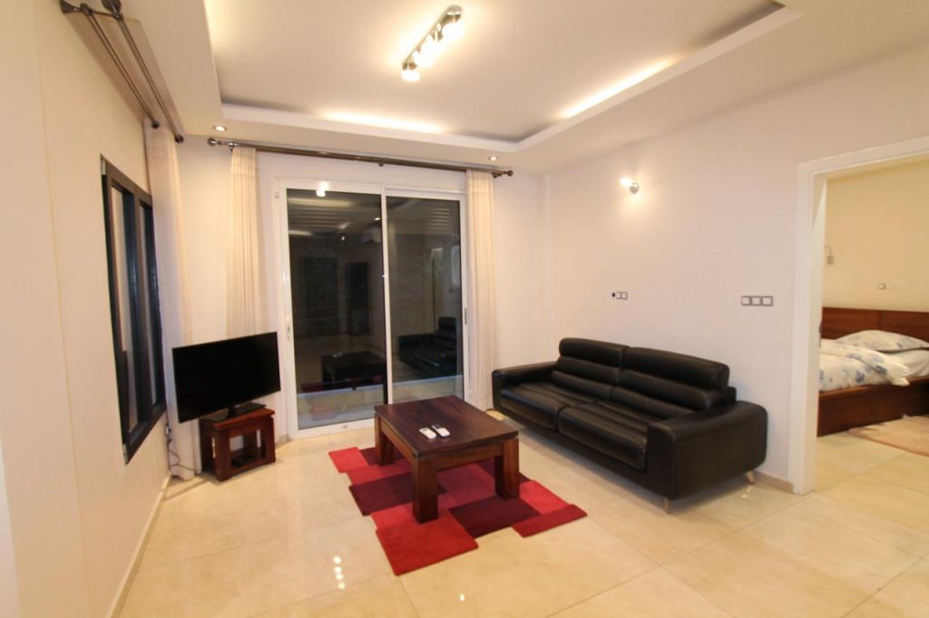 Studio meublé luxe Golf Yaoundé vue Mont Fébé