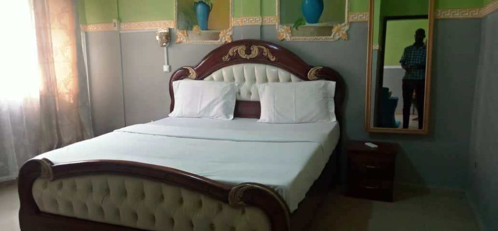 Studio meublé à Biyem-Assi rond-point Express avec balcon