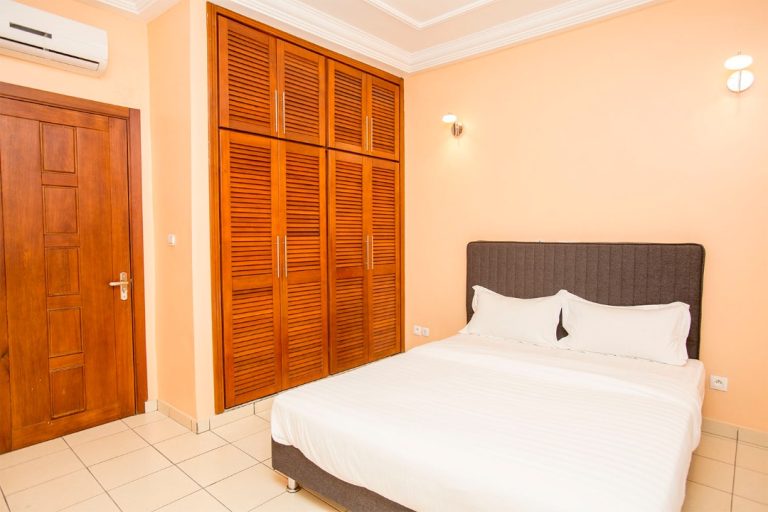 Appartement meublé à Akwa Douala avec ascenseur et vue sur la ville