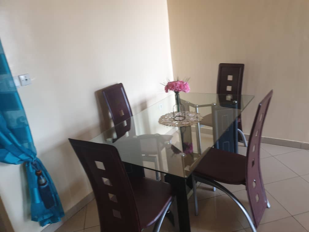 Studio duplex meublé à Odza Yaoundé avec décoration africaine