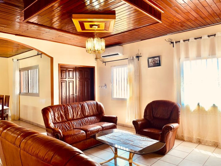 Appartement meublé 3 chambres Omnisport Yaoundé derrière stade Ahmadou Ahidjo