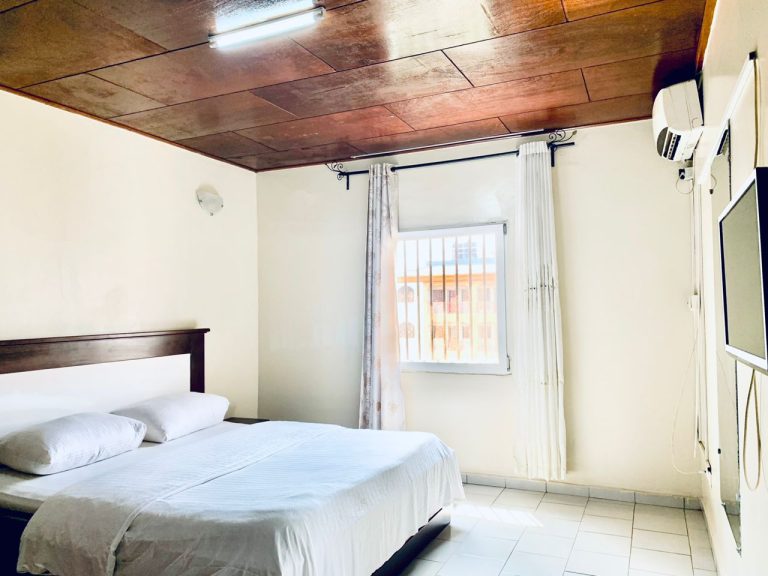 Studio meublé Essos Omnisport Yaoundé derrière Neptune Oil