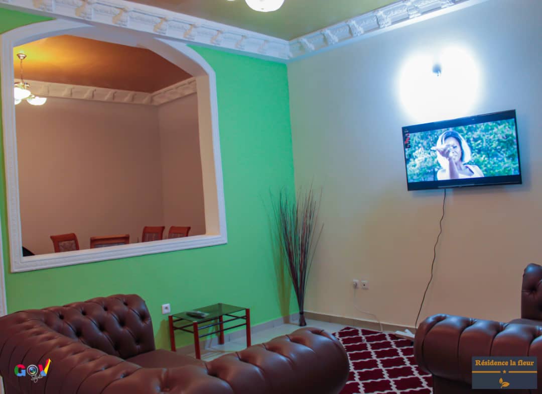 Chambre meublée à Cité Verte Yaoundé avec balcon et climatisation