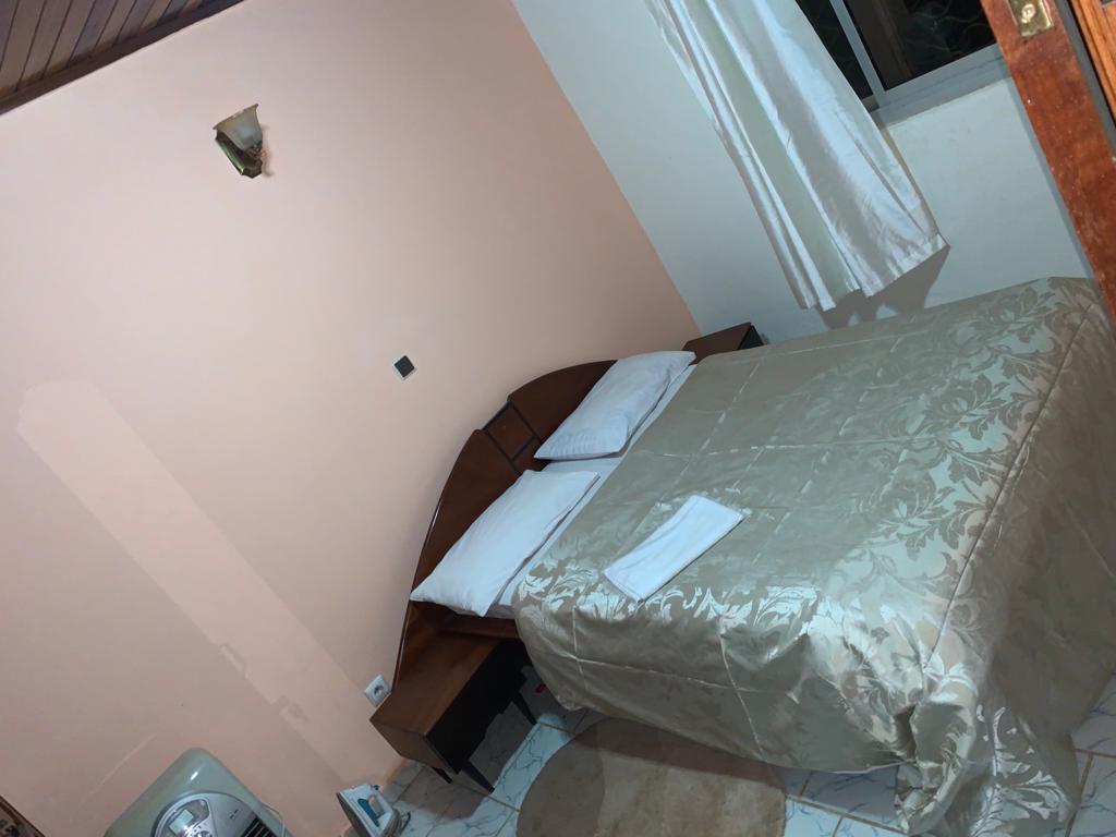 Studio duplex meublé à Odza Yaoundé avec décoration africaine