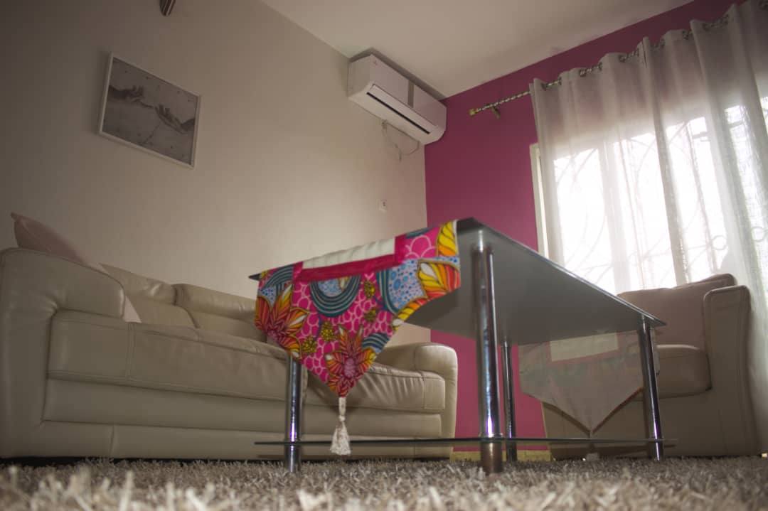 Chambre meublée à Cité Verte Yaoundé avec balcon et climatisation