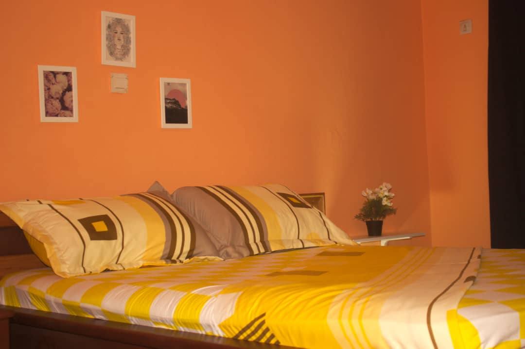 Chambre meublée à Cité Verte Yaoundé avec balcon et climatisation