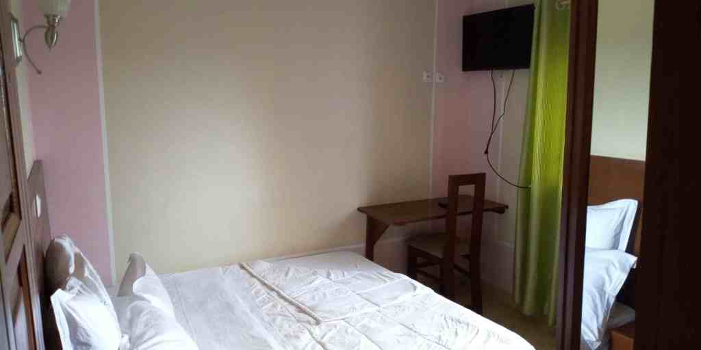 Chambre meublée à Cité Verte Yaoundé avec balcon et climatisation