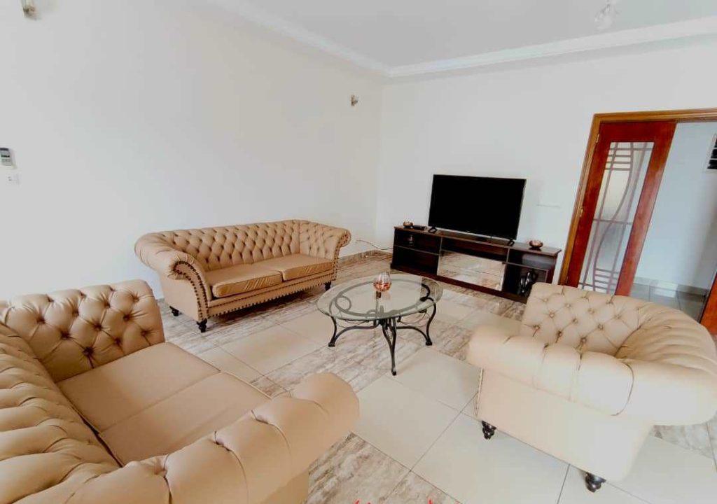 Appartement meublé luxe Golf Yaoundé vue Mont Fébé