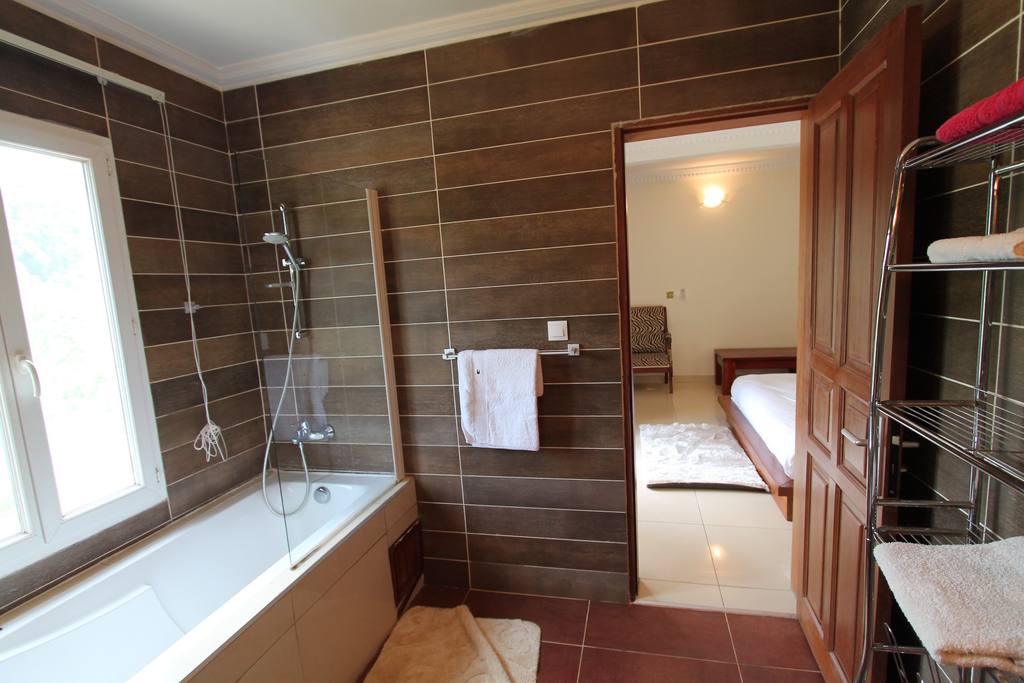 Studio meublé Essos Omnisport Yaoundé derrière Neptune Oil