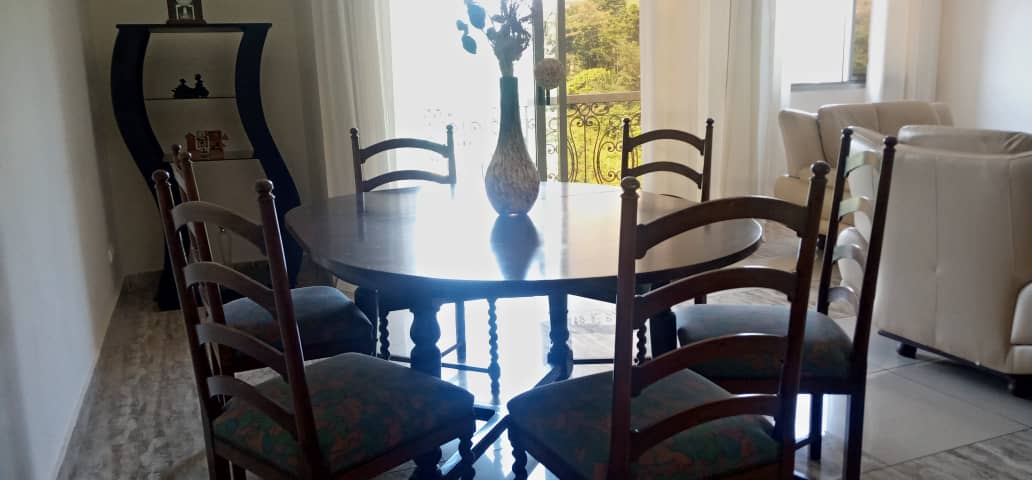 Studio duplex meublé à Odza Yaoundé avec décoration africaine