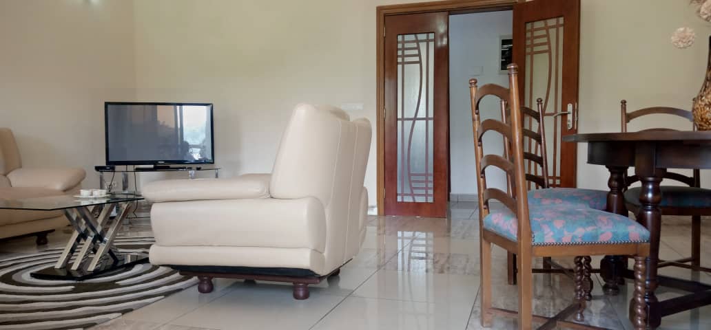 Studio duplex meublé à Odza Yaoundé avec décoration africaine