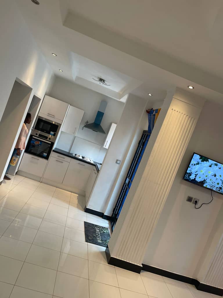 Studio meublé à Biyem-Assi rond-point Express avec balcon