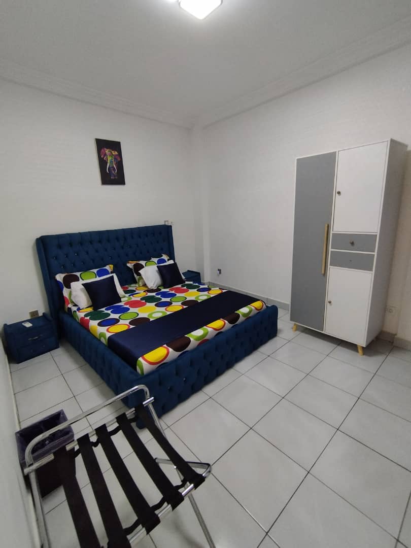 Studio meublé à Biyem-Assi rond-point Express avec balcon