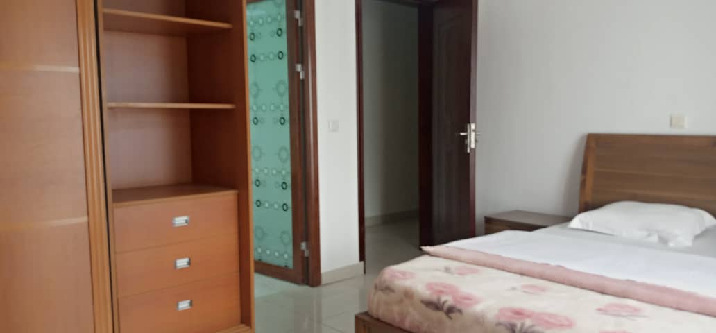 Studio meublé à Douala PK11 proche Ndokotti avec salon climatisé