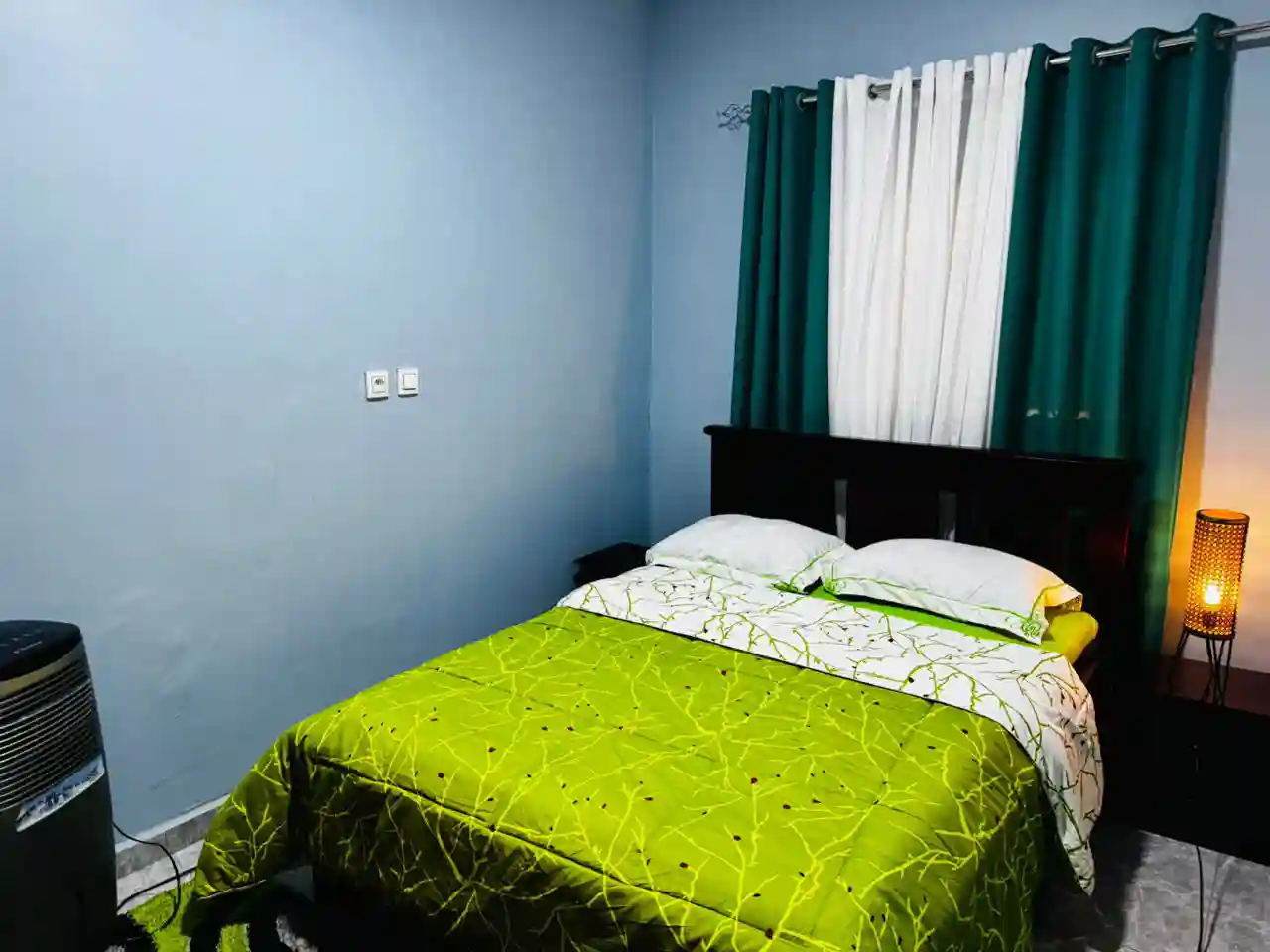 Chambre meublée à Cité Verte Yaoundé avec balcon et climatisation