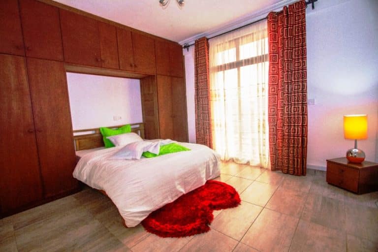 Studio meublé Essos Omnisport Yaoundé derrière Neptune Oil