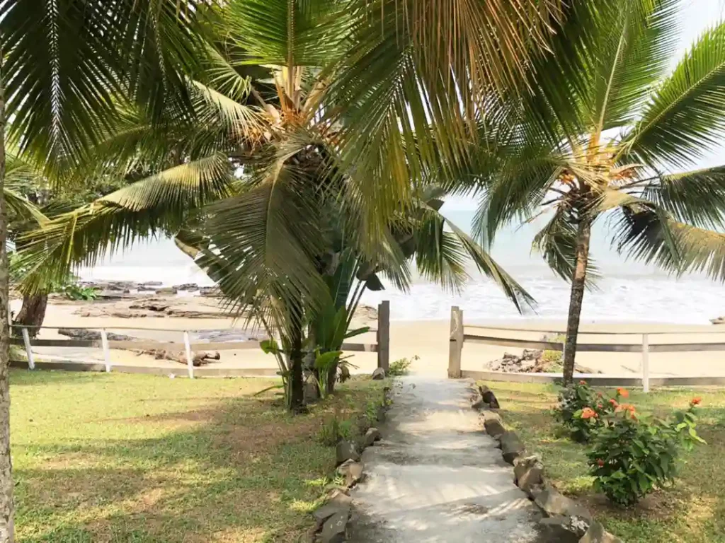 Appartement meublé pied dans l’eau à Kribi avec accès direct à la plage