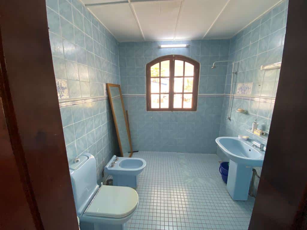 Appartement meublé pied dans l’eau à Kribi avec accès direct à la plage