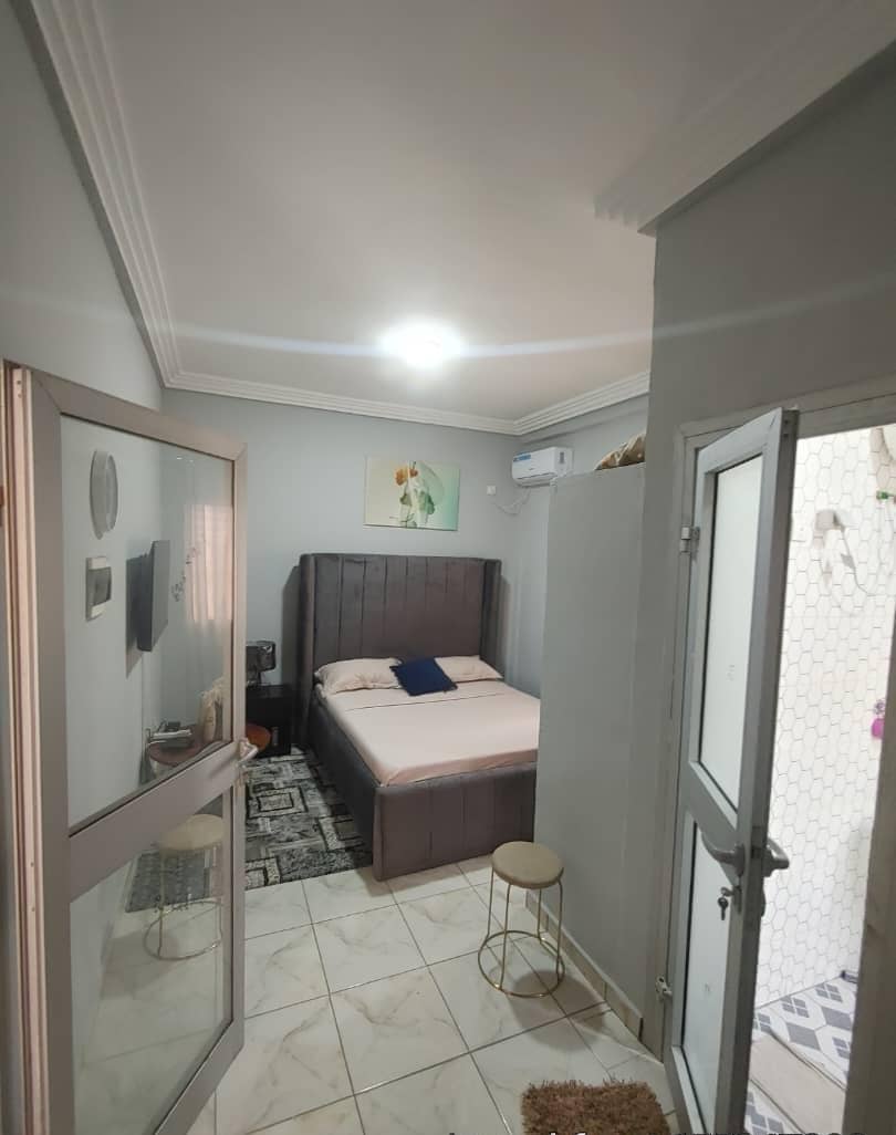 Chambre meublée moderne à Bastos Yaoundé proche supermarché Casino