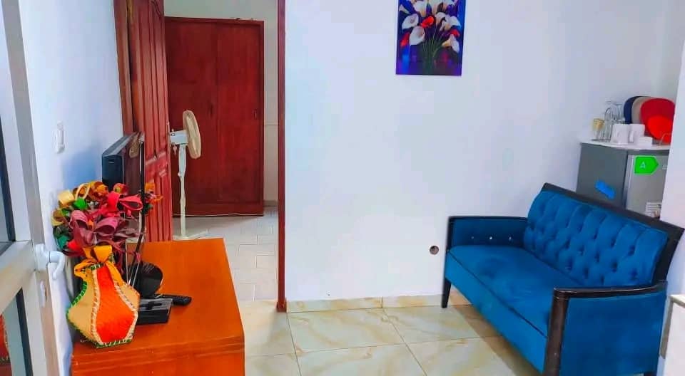 Studio duplex meublé à Odza Yaoundé avec décoration africaine