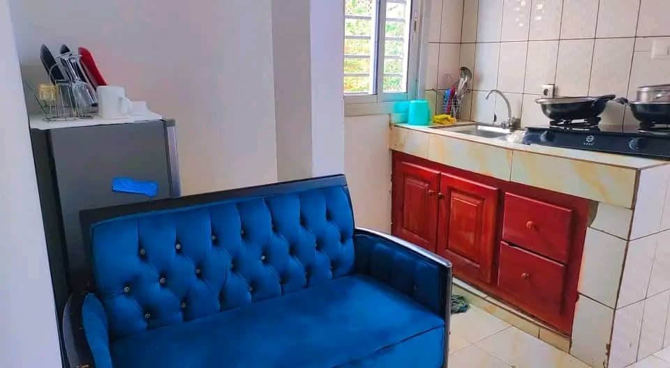 Studio duplex meublé à Odza Yaoundé avec décoration africaine
