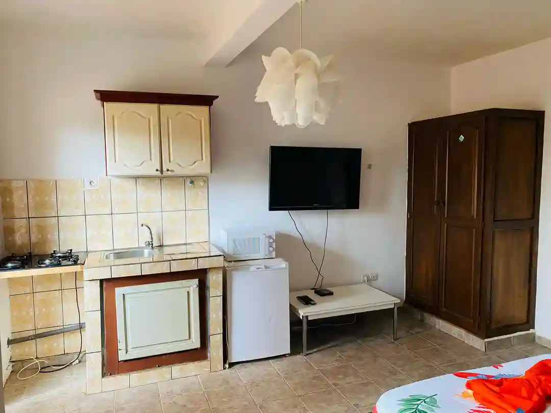 Chambre meublée à Cité Verte Yaoundé avec balcon et climatisation