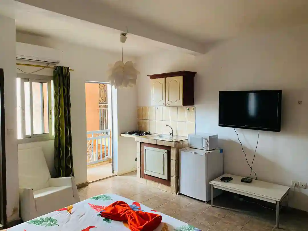Chambre meublée à Cité Verte Yaoundé avec balcon et climatisation