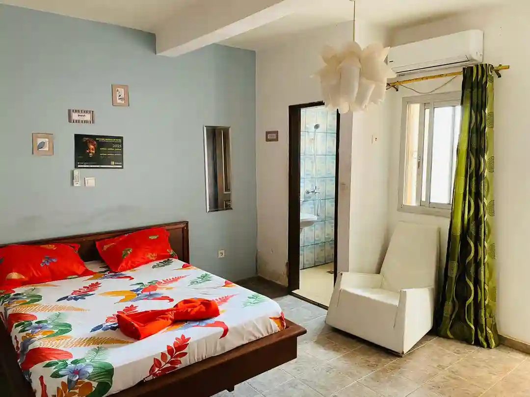 Chambre meublée à Cité Verte Yaoundé avec balcon et climatisation