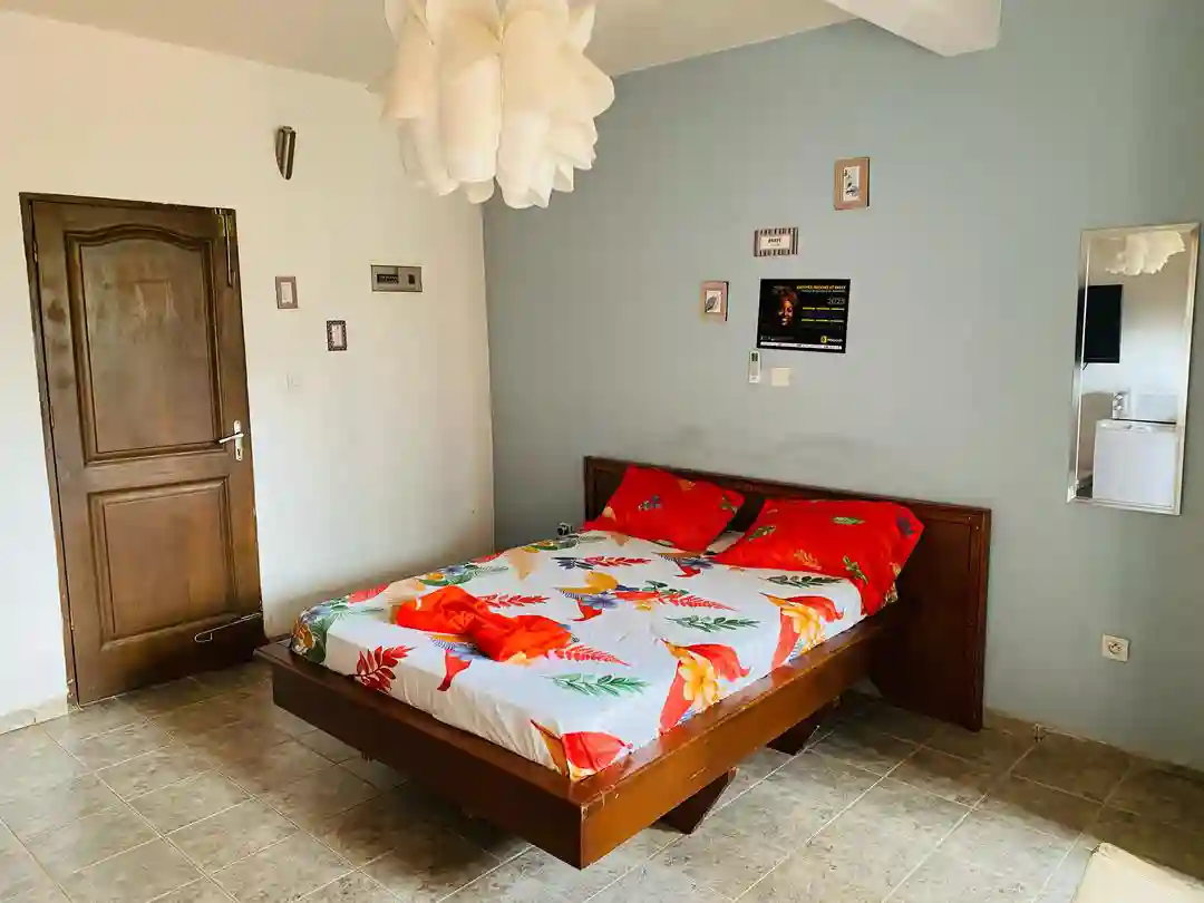 Chambre meublée à Cité Verte Yaoundé avec balcon et climatisation