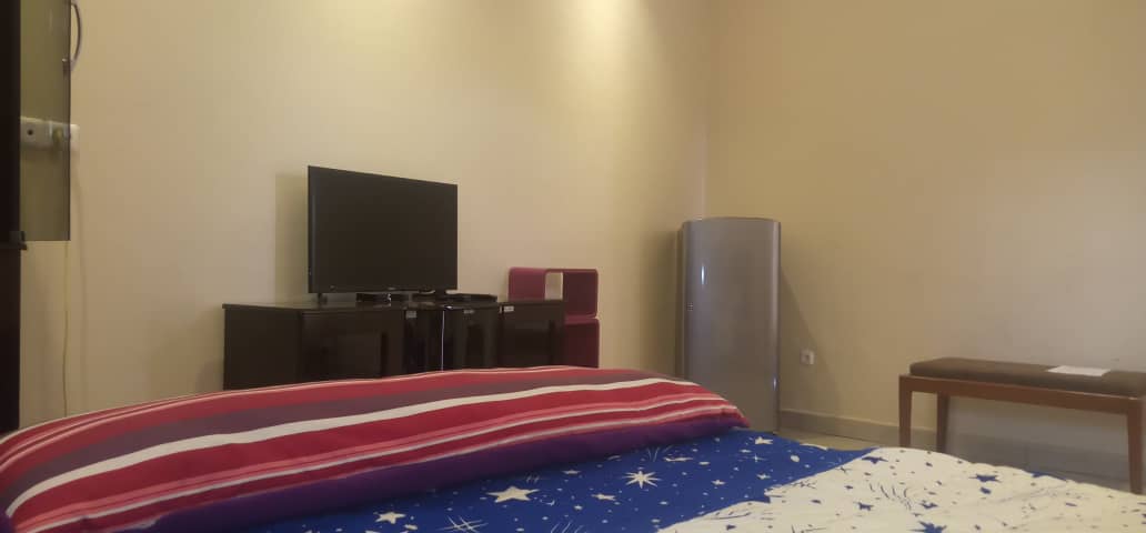 Studio duplex meublé à Odza Yaoundé avec décoration africaine